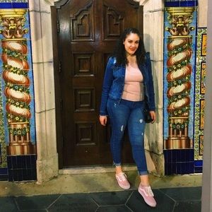 Meet your Posher, Estefani